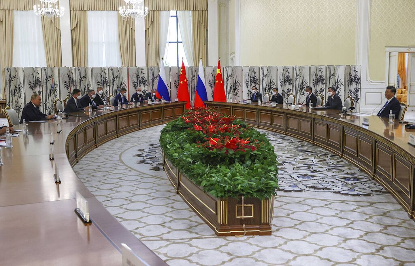 图为俄罗斯克里姆林宫发图，可见中俄领袖在乌兹别克出席上合峰会期间进行会晤，左一是俄罗斯总统普京，右一是中国国家主席习近平。 （AP）