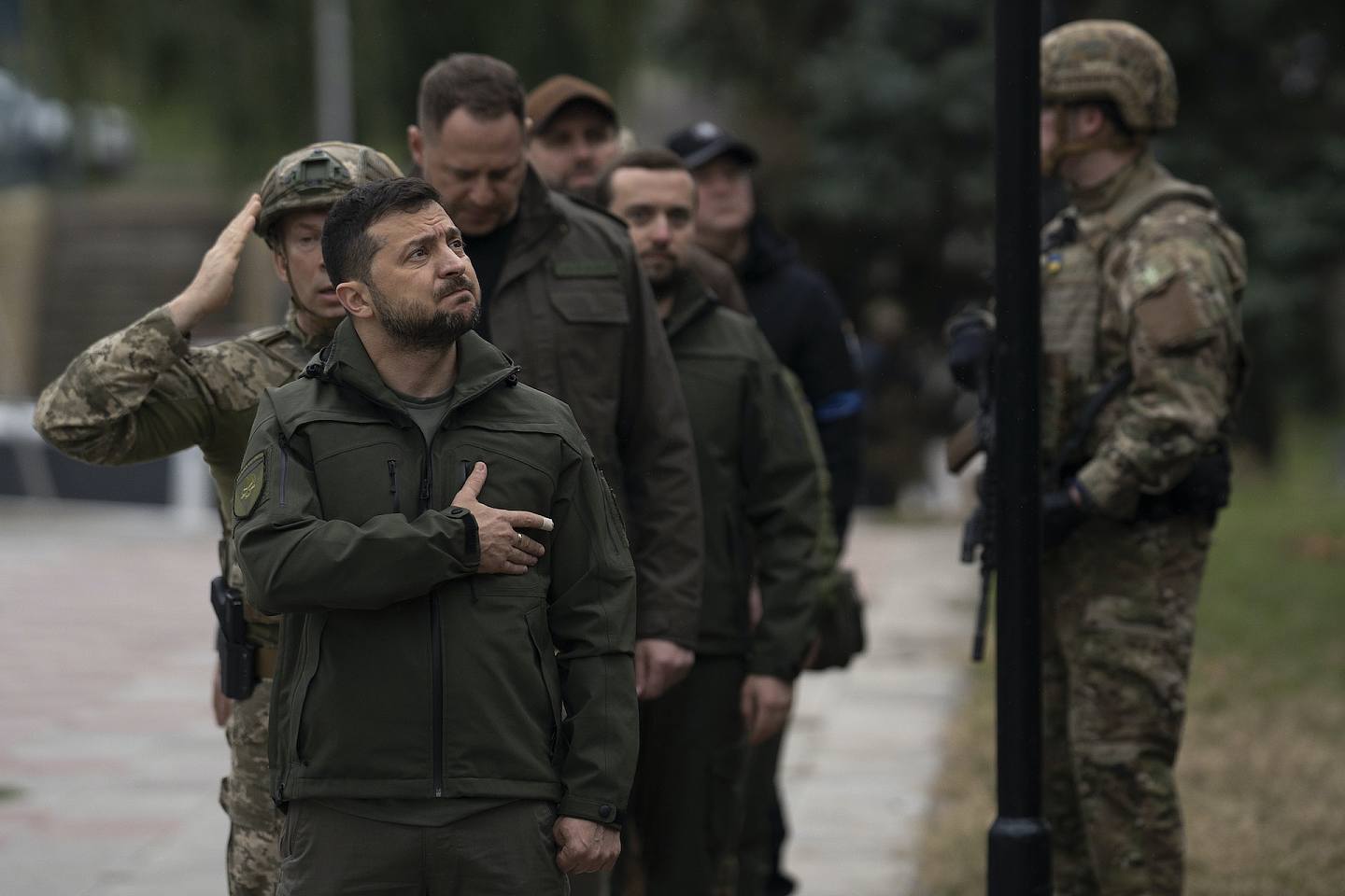 乌克兰总统泽连斯基9月14日到获收复的东北部战略重镇伊久姆视察，并参与升旗仪式。 （AP）