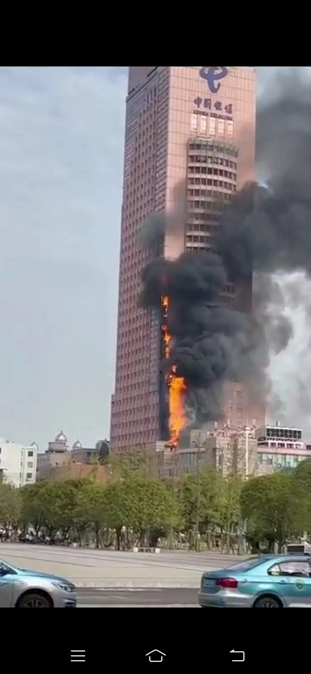 长沙电信大楼起火，楼内拍得的视频流出，暂不清楚伤亡！目击者：听到楼内有爆炸声；致火原因是消防设施老旧违规（视频/组图） - 11