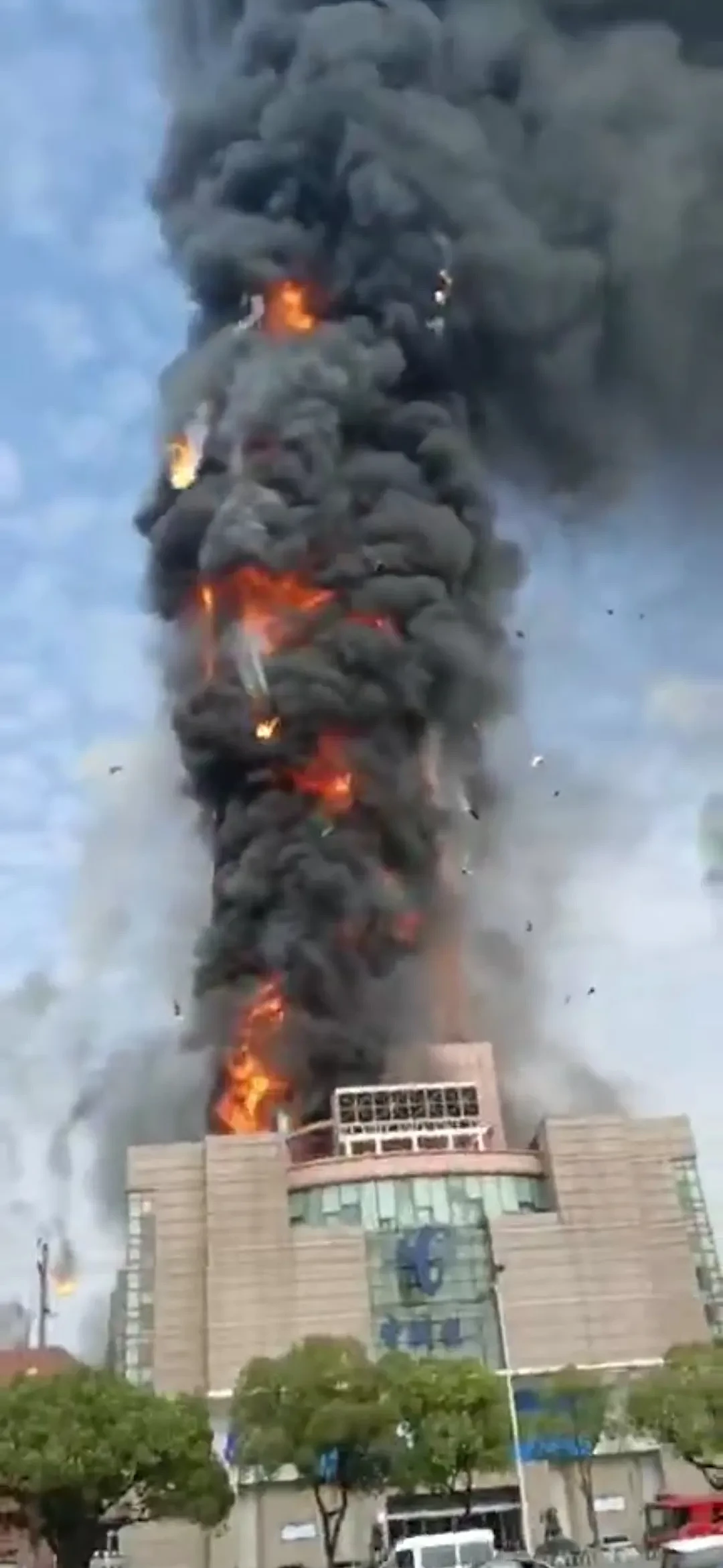 长沙电信大楼起火，楼内拍得的视频流出，暂不清楚伤亡！目击者：听到楼内有爆炸声；致火原因是消防设施老旧违规（视频/组图） - 12