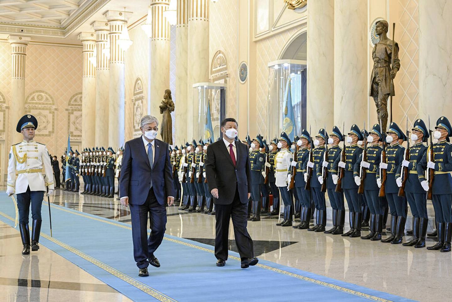 新華社發布照片中，中國國家主席習近平（右）和哈薩克總統託卡耶夫9月14日在哈薩克首都努爾蘇丹總統府舉行的歡迎儀式上檢閱儀仗隊。（AP）