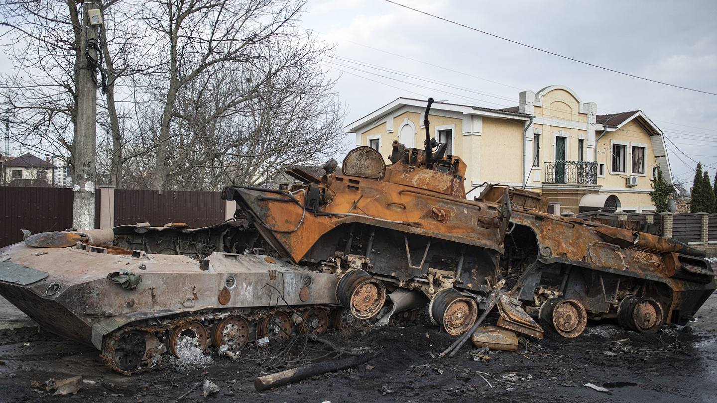 烏克蘭：圖為2022年4月4日，烏克蘭布恰街頭上，有已被破壞的俄羅斯裝甲運兵車。（Getty）