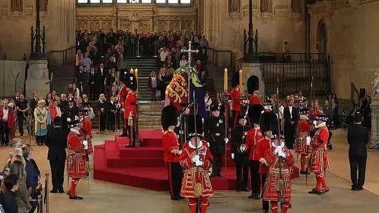 诡异照刷屏全网！英国女首相祭拜女王遗体时，像女巫又像鬼上身...太不对劲了（视频/组图） - 1