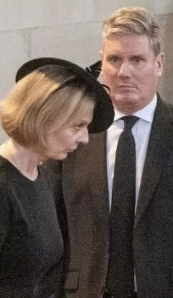 诡异照刷屏全网！英国女首相祭拜女王遗体时，像女巫又像鬼上身...太不对劲了（视频/组图） - 4