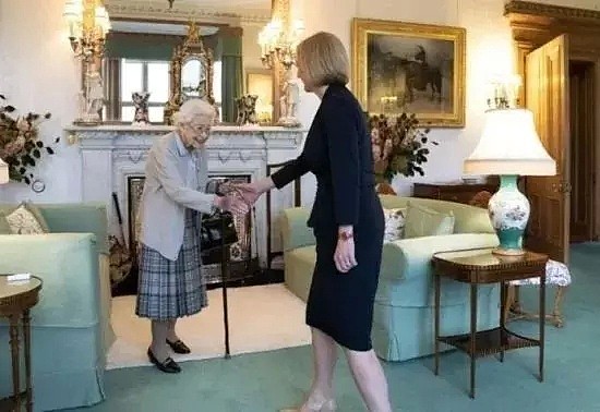 诡异照刷屏全网！英国女首相祭拜女王遗体时，像女巫又像鬼上身...太不对劲了（视频/组图） - 5