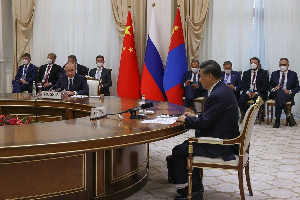 在俄罗斯官方媒体发布的一张照片中，俄罗斯总统普京和中国国家主席习近平周四在乌兹别克斯坦会晤。