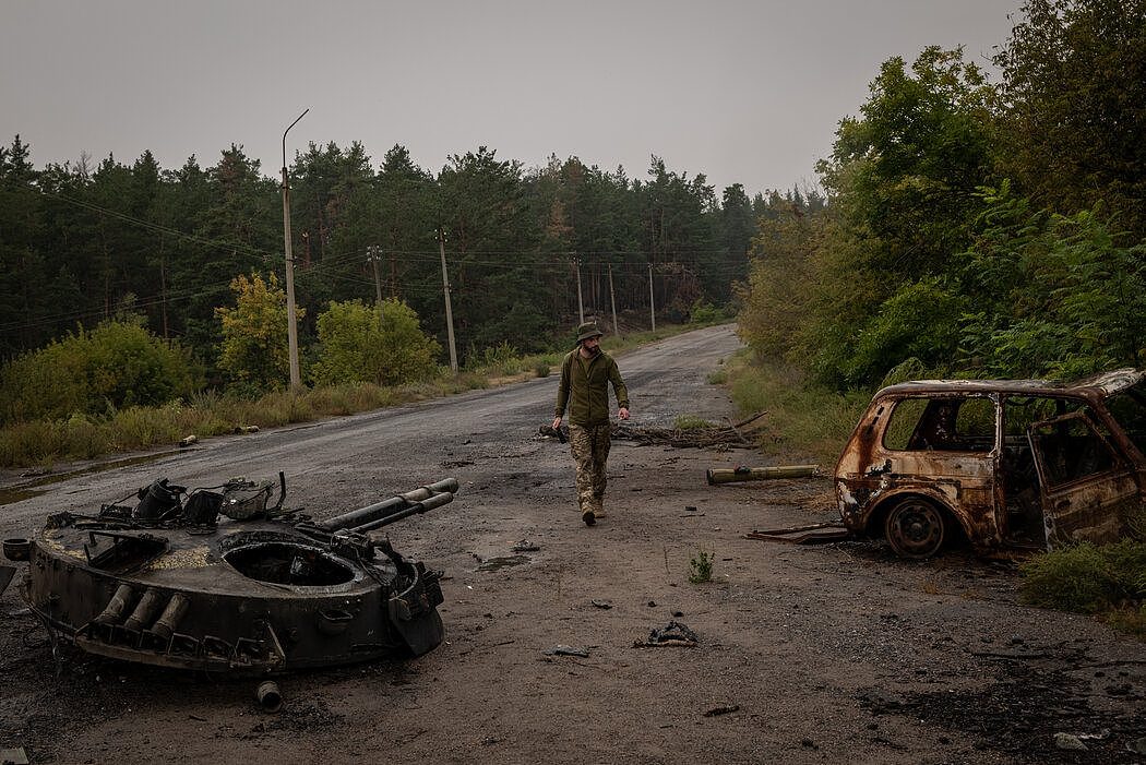 周四，一名乌克兰士兵在乌克兰巴拉克利亚摧毁了俄罗斯军用车辆。