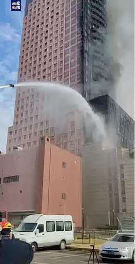 长沙中国电信大楼明火已被扑灭，目击者：或是外墙保温材料起火  
