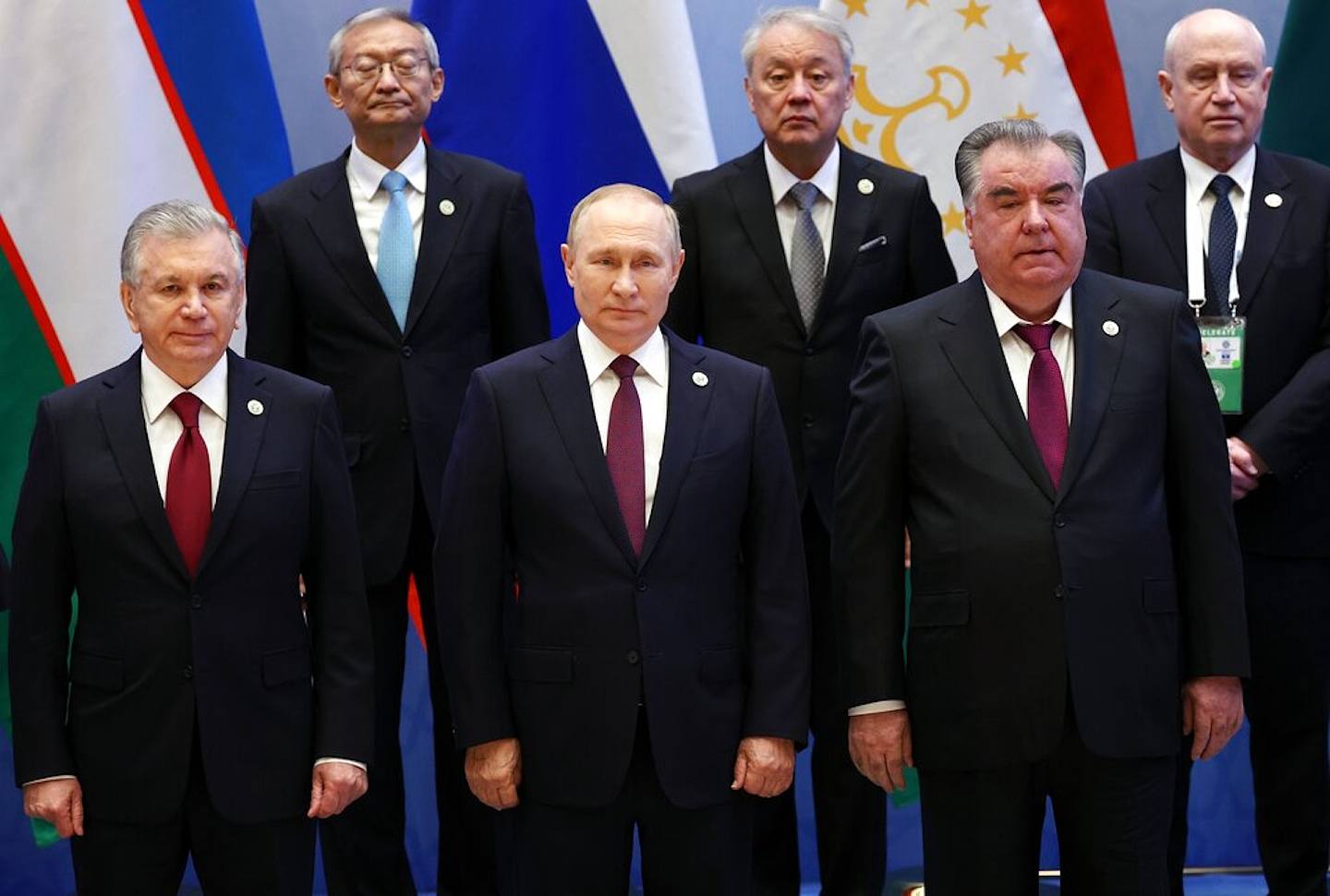 第一排左起烏茲別克（Uzbekistan）總統米爾濟約耶夫（Shavkat Mirziyoyev）、俄羅斯總統普京、塔吉克（Tajikistan）總統拉赫蒙（Emomali Rakhmon）在烏茲別克撒馬爾罕（Samarkand）出席上合峰會，和其他與會者一同合照。（AP）