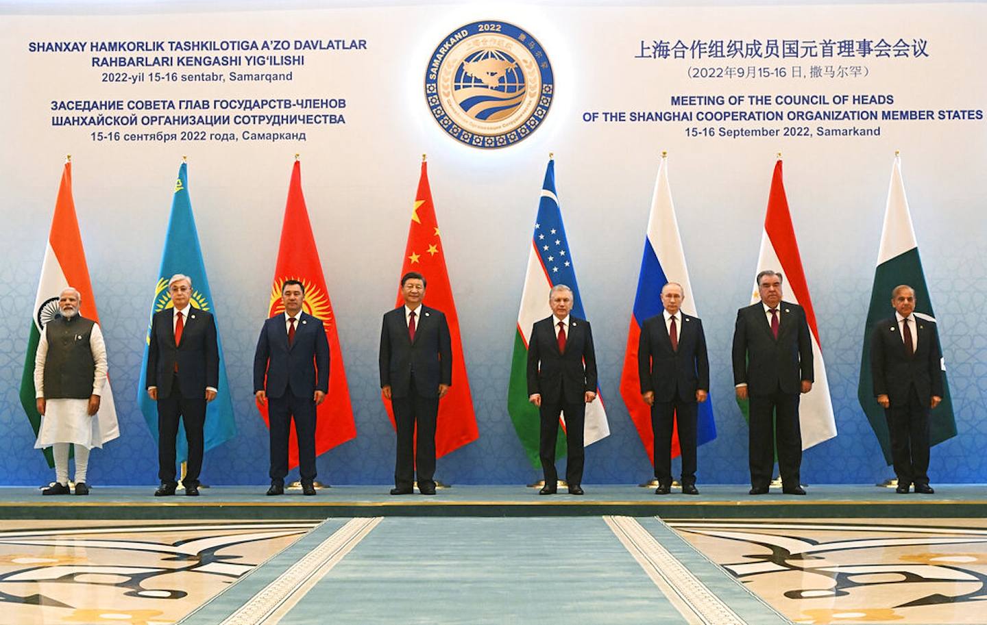 圖為2022年9月16日，上合組織成員國首腦在烏茲別克撒馬爾罕舉行的上合峰會參加會議並合照。圖中左起是印度總理莫迪、哈薩克總統托卡耶夫、吉爾吉斯總統扎帕羅夫、中國國家主席習近平、烏茲別克總統米爾濟約耶夫、俄羅斯總統普京、塔吉克總統拉赫蒙、巴基斯坦總理夏巴兹・謝里夫。（AP）