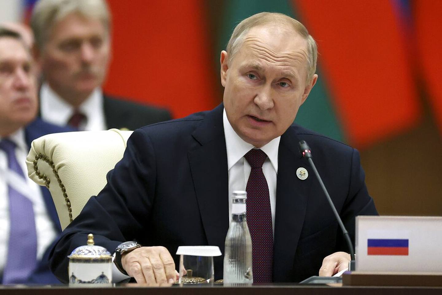 圖為2022年9月16日，烏茲別克總統新聞處發布照片，顯示俄羅斯總統普京（又譯作普丁、蒲亭或蒲廷）在烏茲別克撒馬爾罕（Samarkand）舉行的上合峰會參加會議並發表講話。（AP）
