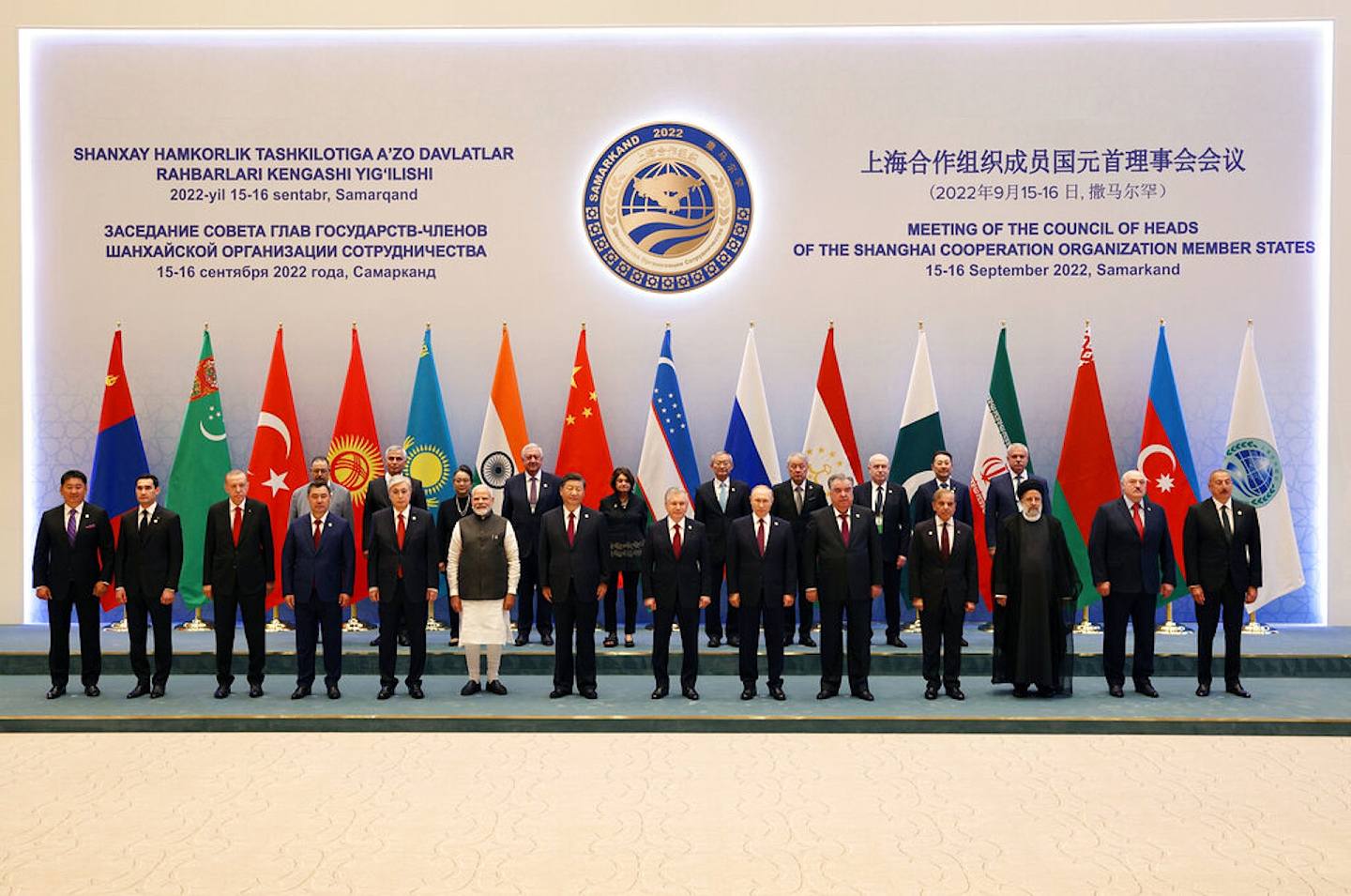 圖為2022年9月16日，烏茲別克總統新聞處發布照片，顯示包括中國國家主席習近平在內的多國首腦及參加者在烏茲別克撒馬爾罕（Samarkand）舉行的上合峰會參加會議並拍攝大合照。（AP）