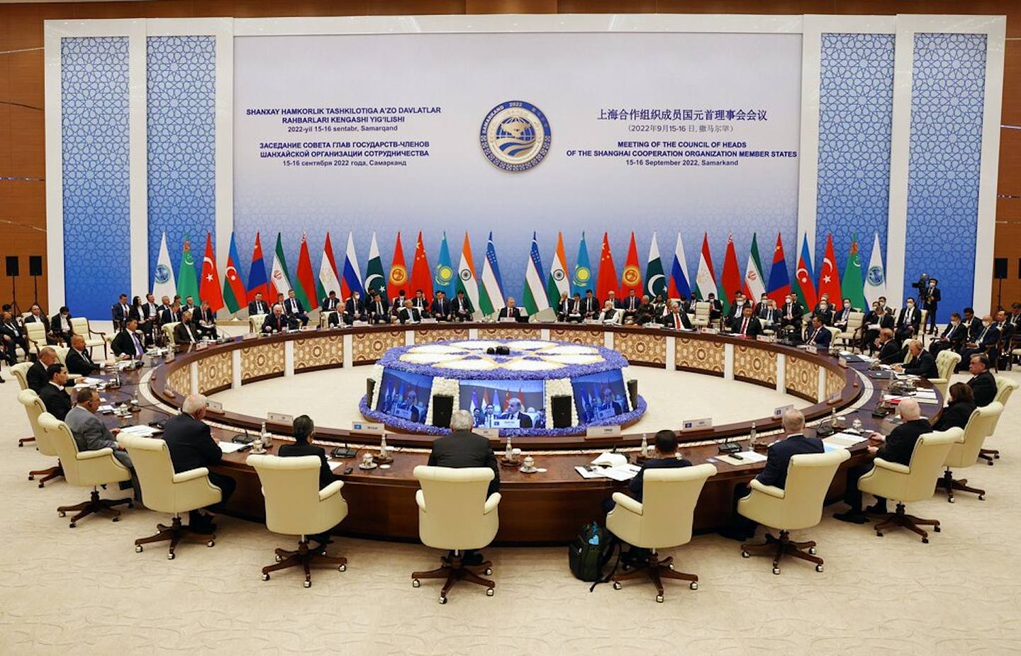 圖為2022年9月16日，烏茲別克總統新聞處發布照片，顯示包括中國國家主席習近平在內多國首腦在烏茲別克撒馬爾罕（Samarkand）舉行的上合峰會參加會議。（AP）