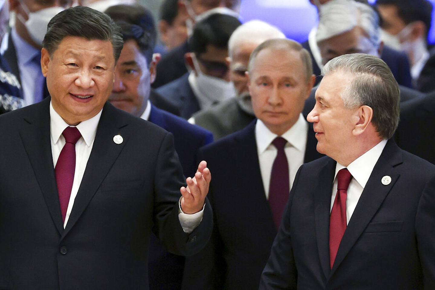 圖為2022年9月16日，中國國家主席習近平、俄羅斯總統普京及烏茲別克（Uzbekistan）總統米爾濟約耶夫（Shavkat Mirziyoyev）在烏茲別克撒馬爾罕（Samarkand）出席上合峰會，三人聯同其他與會者，一同走入會場。