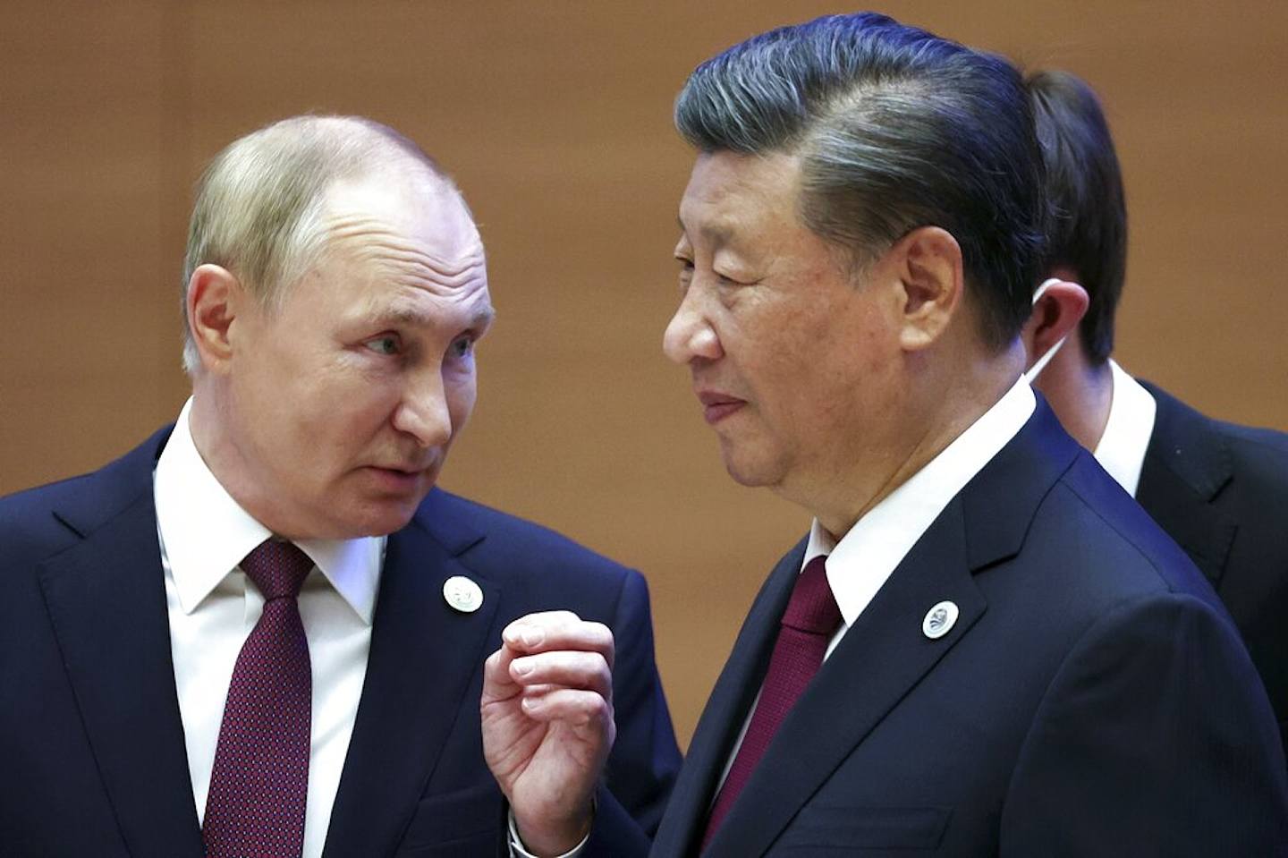 圖為2022年9月16日，烏茲別克總統新聞處發布照片，顯示俄羅斯總統普京（又譯作普丁、蒲亭或蒲廷）與中國國家主席習近平在烏茲別克撒馬爾罕（Samarkand）舉行的上合峰會參加會議並交談。（AP）