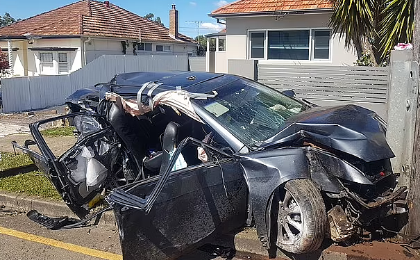 澳华人区发生惨烈车祸！4名青少年重伤送医，肇事车辆严重受损，现场一片狼藉（视频/组图） - 2