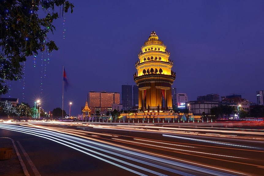 Night view of independence monument in Phnom Penh with streaky lights.