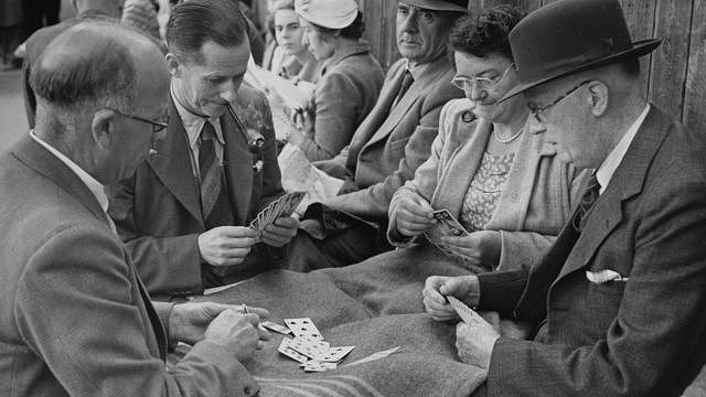1950年6月20日，温布尔登网球锦标赛开幕，球迷排队买入场券，等候期间玩牌打发时间
