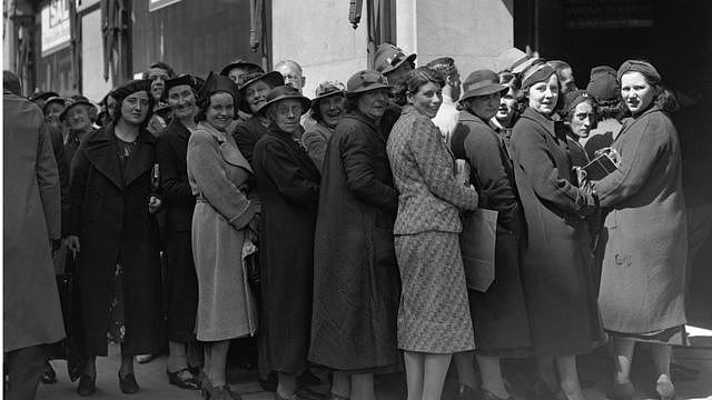 1938年6月29日，伦敦市中心 Selfridges 百货公司茶和糖半价促销，女顾客在门外排长队等候