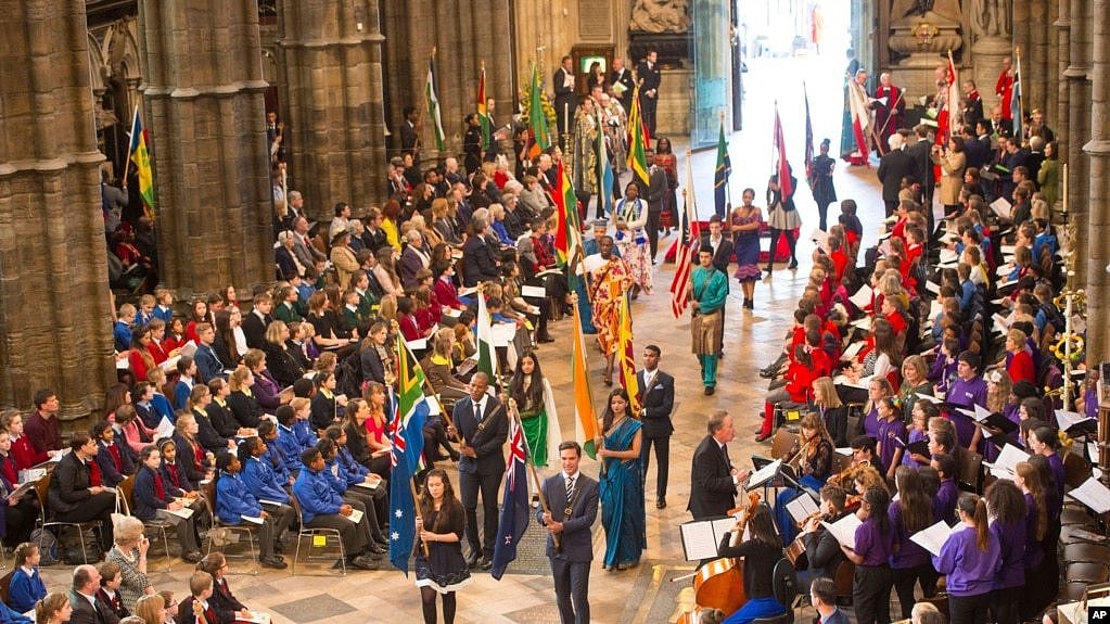 2017年3月13日，英联邦成员国在伦敦威斯敏寺大教堂举行英联邦国家仪式。与会的成员国举着各国的旗帜入场。-美联社资料照