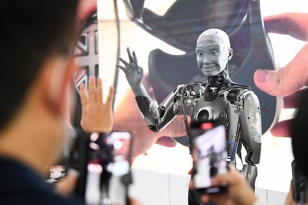 1月，拉斯维加斯的消费电子展览会上的一个仿真机器人。 拜登总统新签署的行政命令对于微电子、人工智慧、生物技术等领域具有重要意义。
