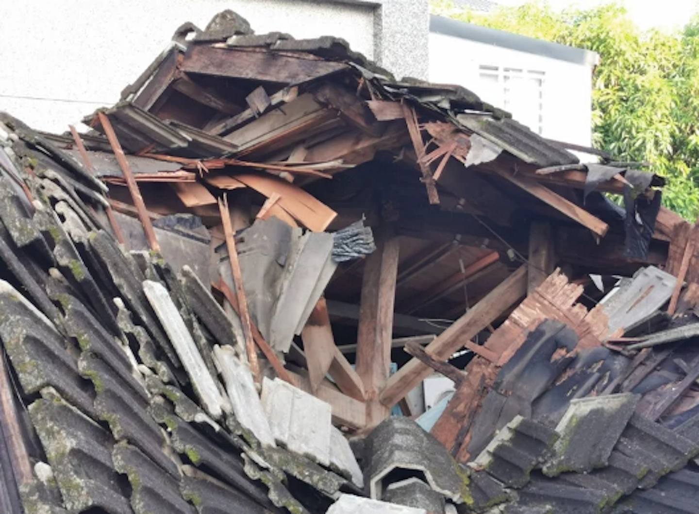 台东市山西路一段一栋屋龄约80年的日式老屋倒塌。 （《联合报》）