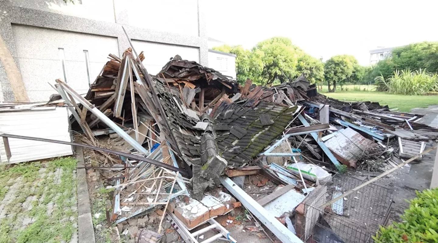 台东市山西路一段一栋屋龄约80年的日式老屋倒塌。 （《联合报》）