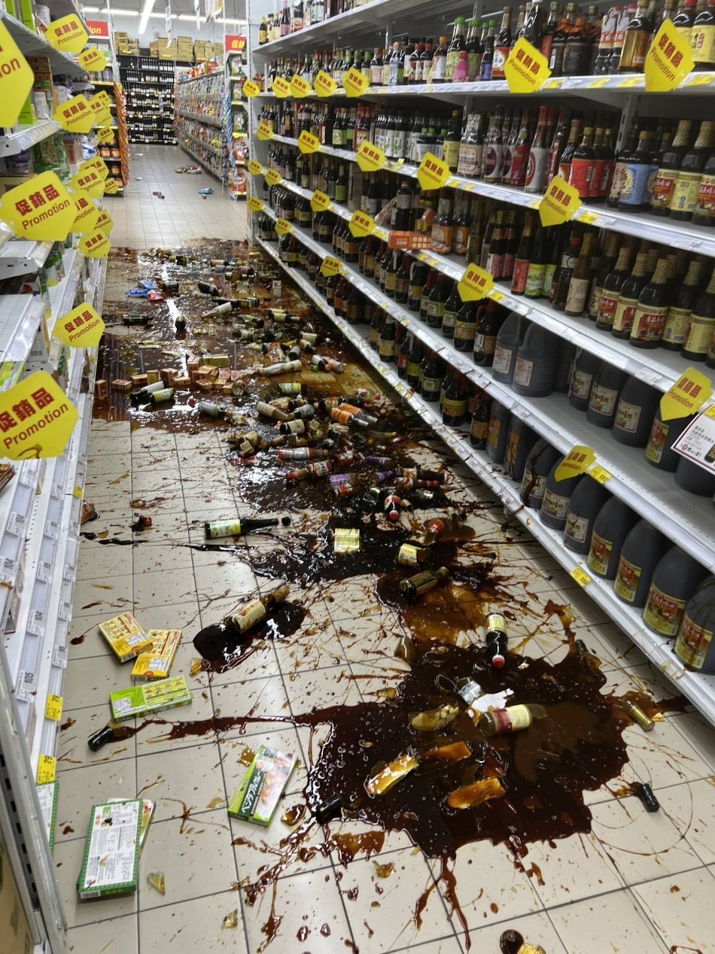 台东大润发商场有酱油瓶子碎裂。 （记者爆料网）
