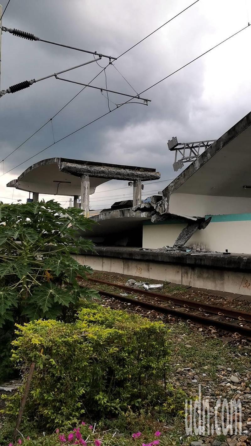 台东富里东里车站今天下午发生地震后，月台倒塌、列车倾斜。 记者卜敏正／摄影