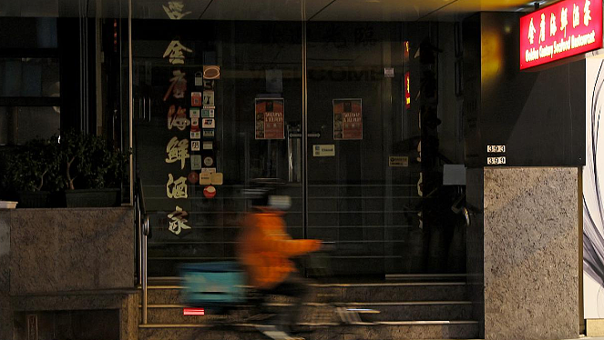 视频疯传！男子在悉尼唐人街中餐厅偷龙虾，店员沿街追赶，引路人围观（视频/组图） - 6
