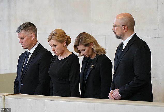 44岁乌克兰第一夫人致敬英国女王，哀伤神情引发关注（组图） - 3