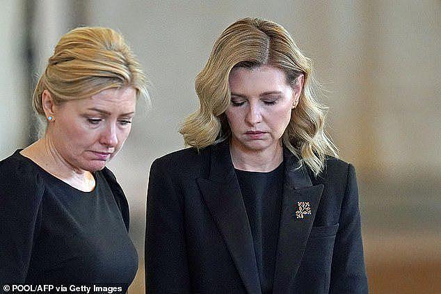 44岁乌克兰第一夫人致敬英国女王，哀伤神情引发关注（组图） - 1
