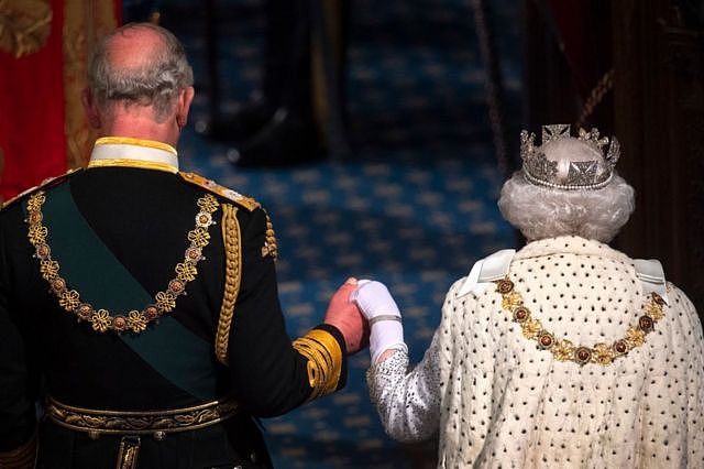 2019年女王伊丽莎白公主和当时的威尔士亲王查尔斯王子出席议会开幕大典