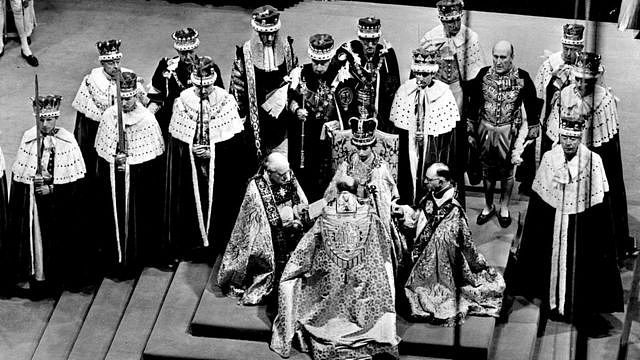 1953年6月，伊丽莎白二世在西敏寺教堂加冕