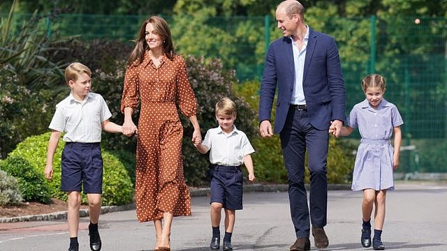 乔治王子、剑桥公爵夫人、路易王子、剑桥公爵和夏洛特公主在开学第一天手牵手前往兰布鲁克学校