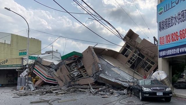 花莲一家711便利店楼房倒塌。