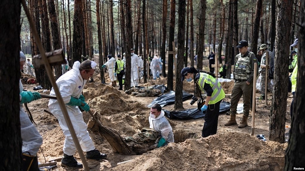 专家们在伊久姆的一处森林墓地进行挖掘工作（2022年9月18号）。