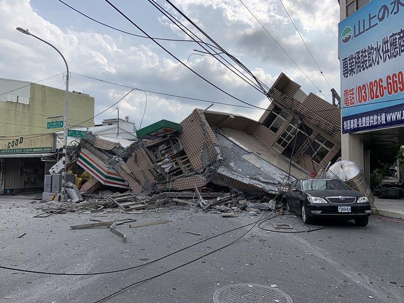 台灣時間18日下午2點44分發生6.8地震，花蓮玉里鎮一棟大樓倒塌，聽聞有民眾受...