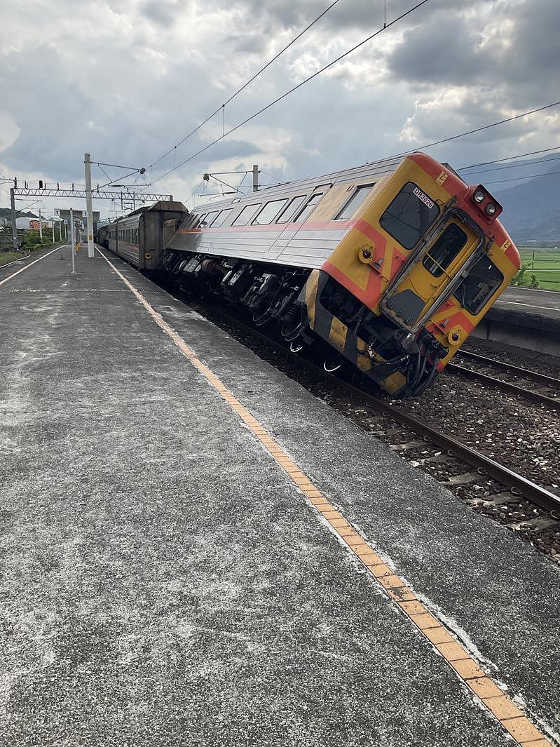 地震有列車疑似出軌傾倒。（圖：民眾提供）