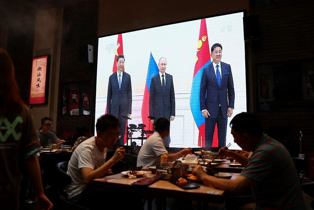 上周五，北京一家餐馆的大屏幕上有关习近平出访的新闻报道。
