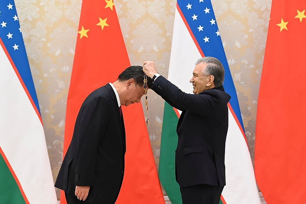 上周四，习近平在乌兹别克斯坦撒马尔罕接受乌兹别克斯坦总统米尔济约耶夫授予的“最高友谊”勋章。