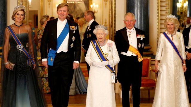 英女王和荷兰国王威廉-亚历山大和王后马克西玛，英国女王伊丽莎白二世，时任王储查尔斯和夫人卡米拉