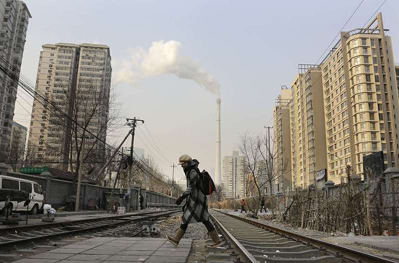 高危行业传接到通知，20大前三天起到结束必须停工。 图为北京一个冒出浓烟的工厂。 (路透资料照片)