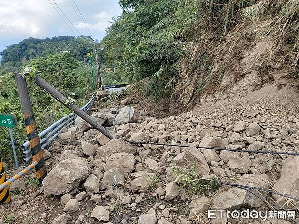 ▲▼赤科山路断、无电无讯号近400名游客赏金针花。 （图／赤科山樱之谷Facebook）