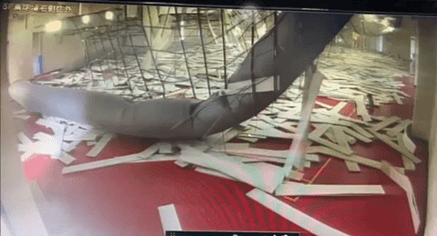 岛内地震时桃园羽毛球场馆惊险一幕：天花板突然掉落，人们狂奔逃命（组图） - 2