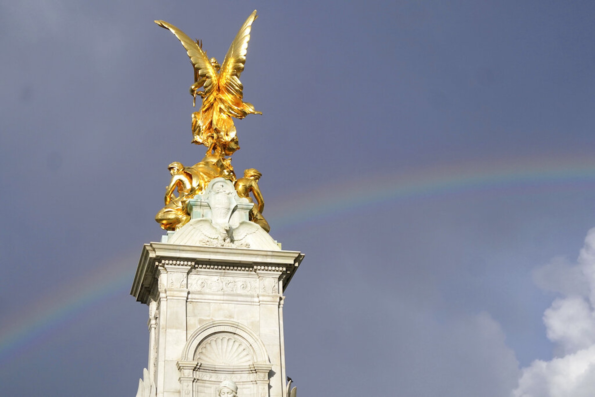 2022年9月8日英女王逝世，当天伦敦上空出现的彩虹引起民众注意（AP）