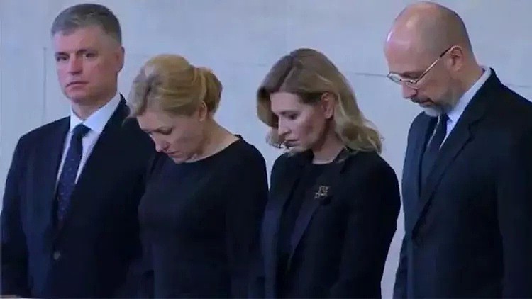 乌克兰第一夫人还没从战争的悲伤中缓过来，坚持参加女王葬礼！一脸悲伤难挡明星脸，比凯特美（视频/组图） - 1