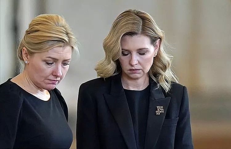 乌克兰第一夫人还没从战争的悲伤中缓过来，坚持参加女王葬礼！一脸悲伤难挡明星脸，比凯特美（视频/组图） - 4