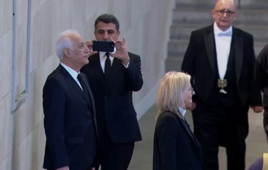 亚美尼亚总统在英女王灵柩旁拍照惹众怒