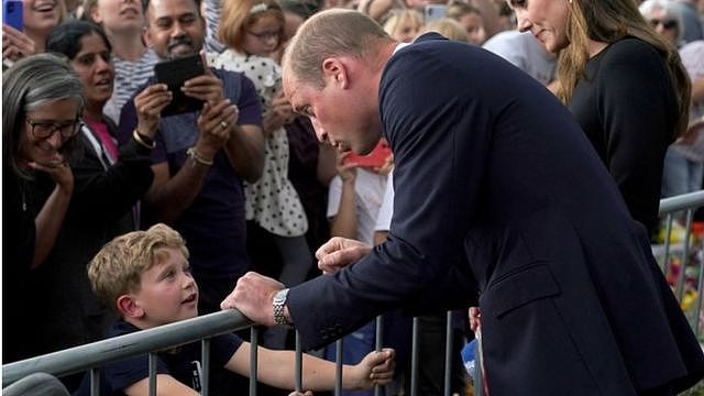 威廉王子在温莎城堡外与孩子交谈
